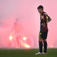 Suporterii lui Genoa au aruncat cu fumigene pe teren la meciul cu Cremonese / Foto: Imago Images