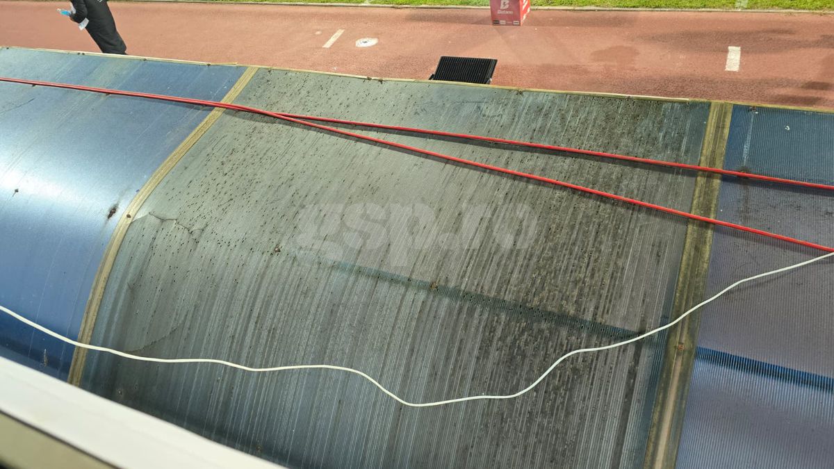 Ne-am întors în anii '90 » Imagini uluitoare de la Bistrița, înainte de Gloria - FCSB: fără scaune în tribune, iar peluza stă să CADĂ!