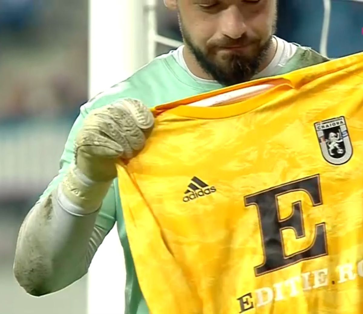 Claudiu Chindriș a afișat un tricoul al FCU Craiova pe „Ion Oblemenco”