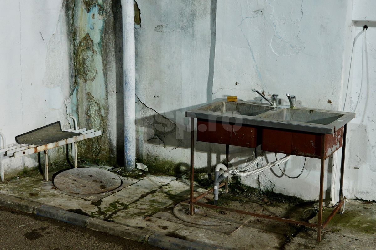 Ne-am întors în anii '90 » Imagini uluitoare de la Bistrița, înainte de Gloria - FCSB: fără scaune în tribune, iar peluza stă să CADĂ!