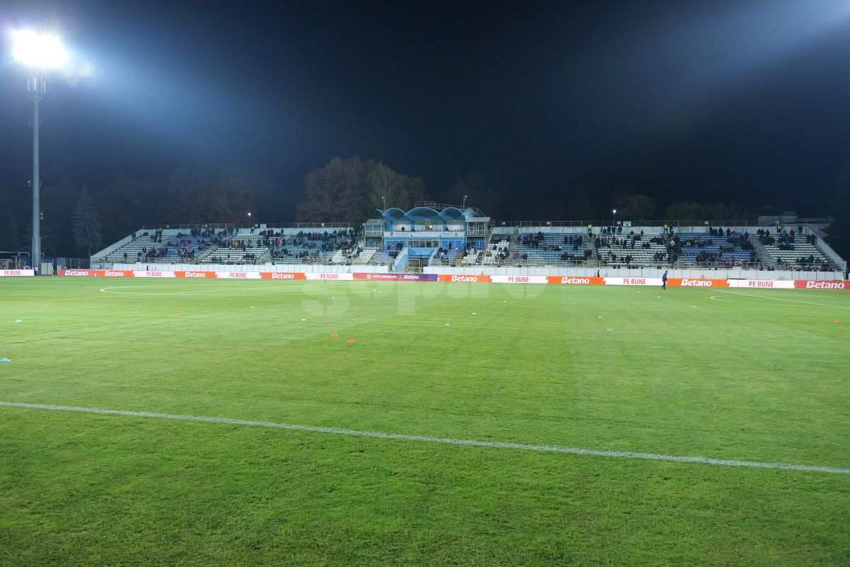 Ne-am întors în anii '90 » Imagini uluitoare de la Bistrița, înainte de Gloria - FCSB: fără scaune în tribune, iar peluza stă să CADĂ!