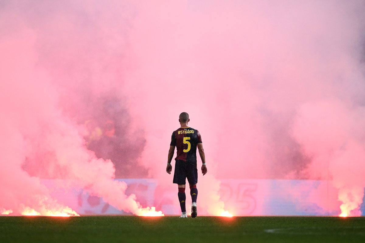 Suporterii lui Genoa au aruncat cu fumigene pe teren