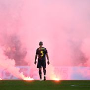 Suporterii lui Genoa au aruncat cu fumigene pe teren la meciul cu Cremonese / Foto: Imago Images