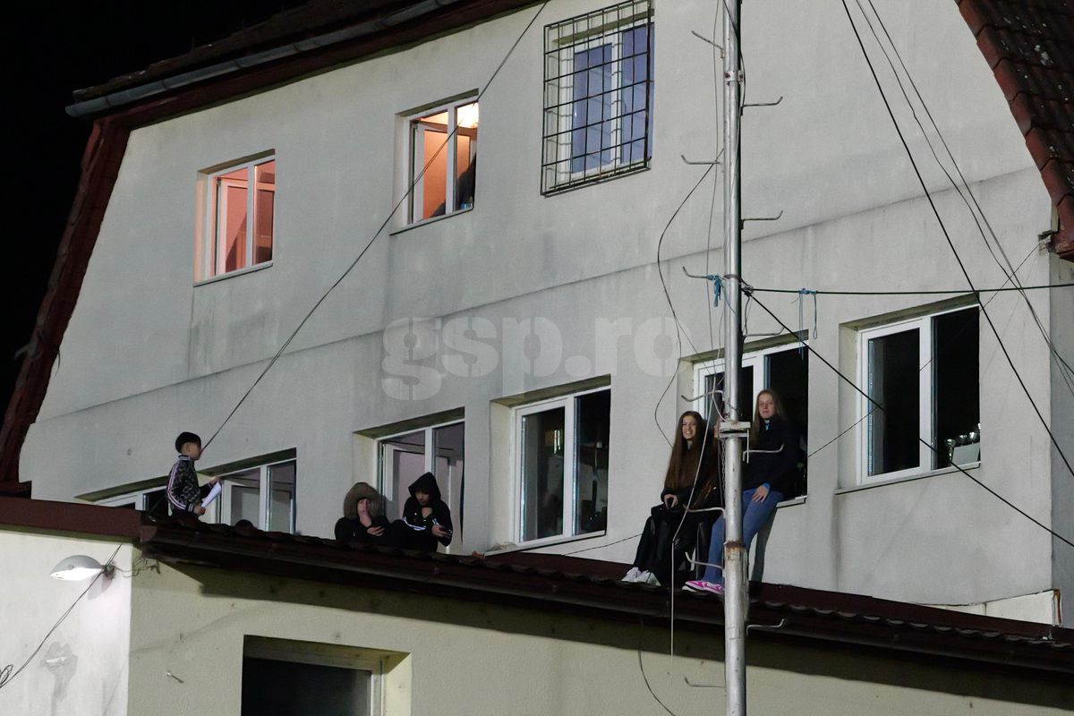 Ne-am întors în anii '90 » Imagini uluitoare de la Bistrița, înainte de Gloria - FCSB: fără scaune în tribune, iar peluza stă să CADĂ!