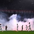 Suporterii lui Genoa au aruncat cu fumigene pe teren la meciul cu Cremonese / Foto: Imago Images