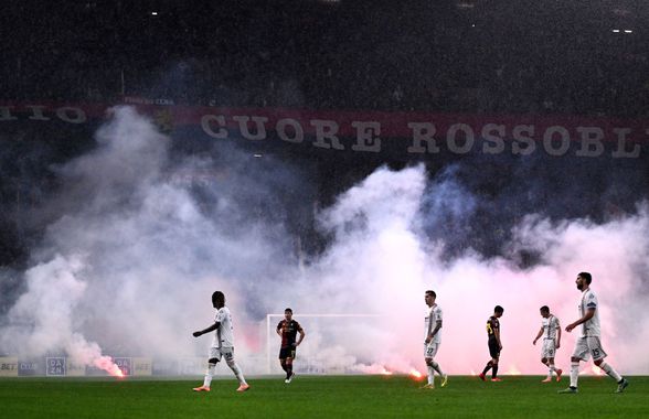 Dezastru la Genoa, sub ochii lui Dan Șucu » Fanii au întrerupt meciul: au aruncat zeci de torțe în teren