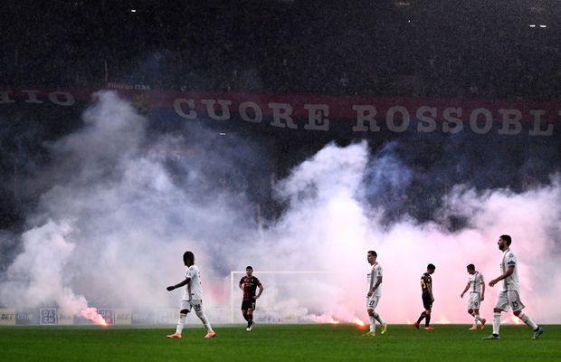 Dezastru la Genoa, sub ochii lui Dan Șucu » Fanii au întrerupt meciul: au aruncat zeci de torțe în teren