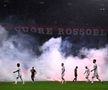 Suporterii lui Genoa au aruncat cu fumigene pe teren la meciul cu Cremonese / Foto: Imago Images