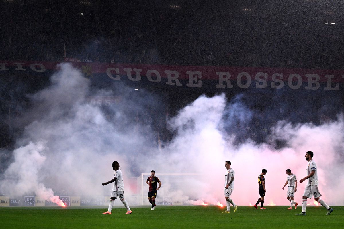 Suporterii lui Genoa au aruncat cu fumigene pe teren