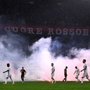Suporterii lui Genoa au aruncat cu fumigene pe teren la meciul cu Cremonese / Foto: Imago Images
