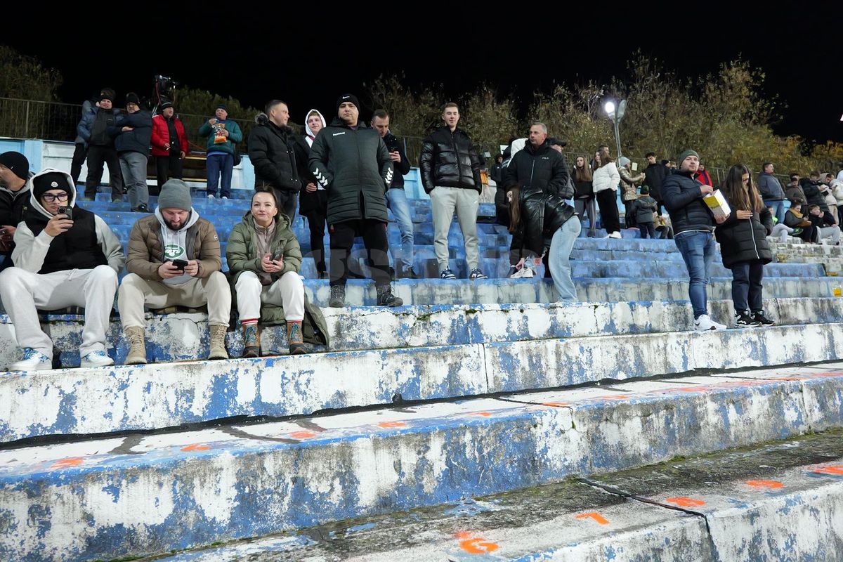 Ne-am întors în anii '90 » Imagini uluitoare de la Bistrița, înainte de Gloria - FCSB: fără scaune în tribune, iar peluza stă să CADĂ!