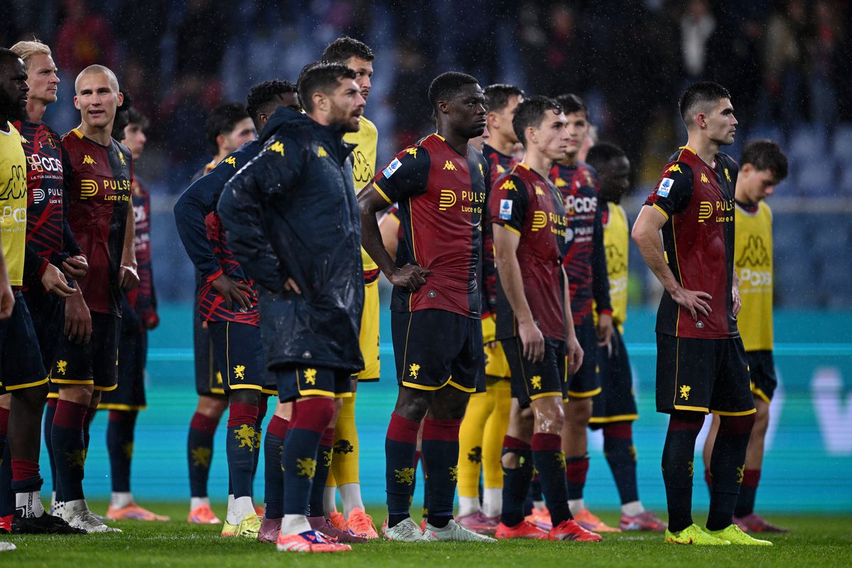 Suporterii lui Genoa au aruncat cu fumigene pe teren