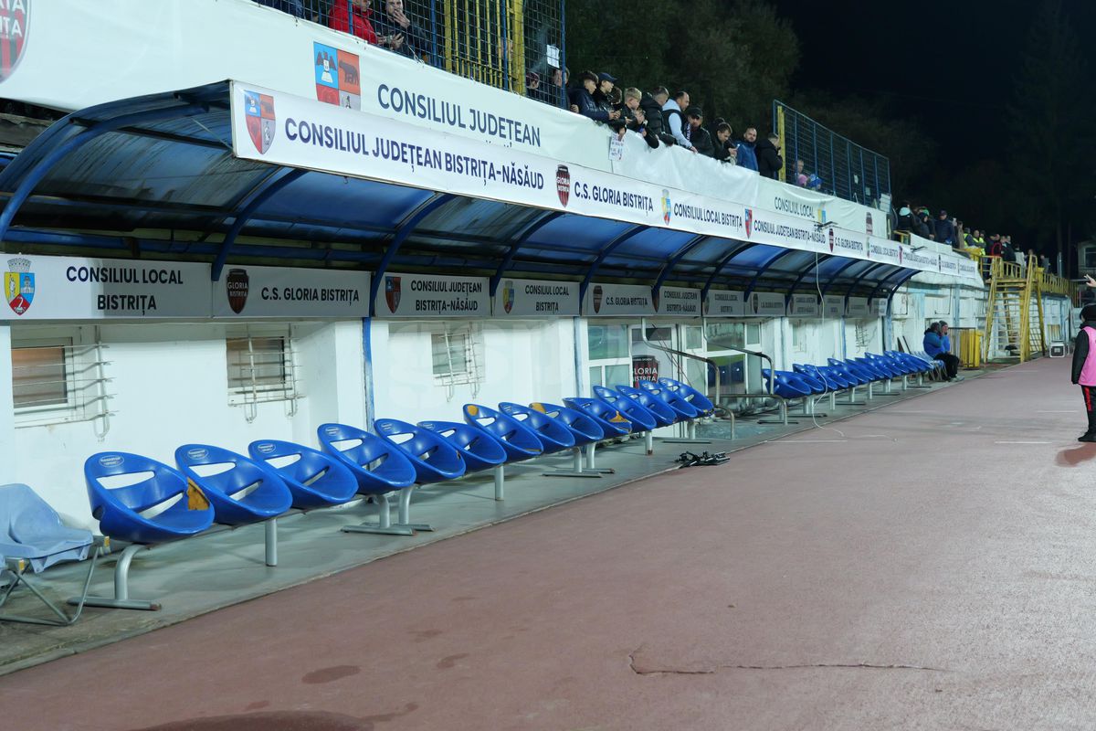 Ne-am întors în anii '90 » Imagini uluitoare de la Bistrița, înainte de Gloria - FCSB: fără scaune în tribune, iar peluza stă să CADĂ!