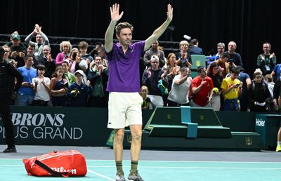 Și-a încheiat cariera la Paris, la 43 de ani, după ce în 2010 a fost unul dintre protagoniștii celui mai lung meci din istorie