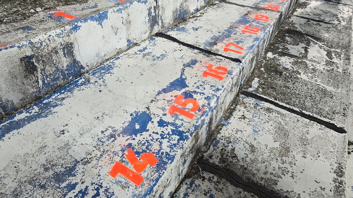 Ne-am întors în anii '90 » Imagini uluitoare de la Bistrița, înainte de Gloria - FCSB: fără scaune în tribune, iar peluza stă să CADĂ!