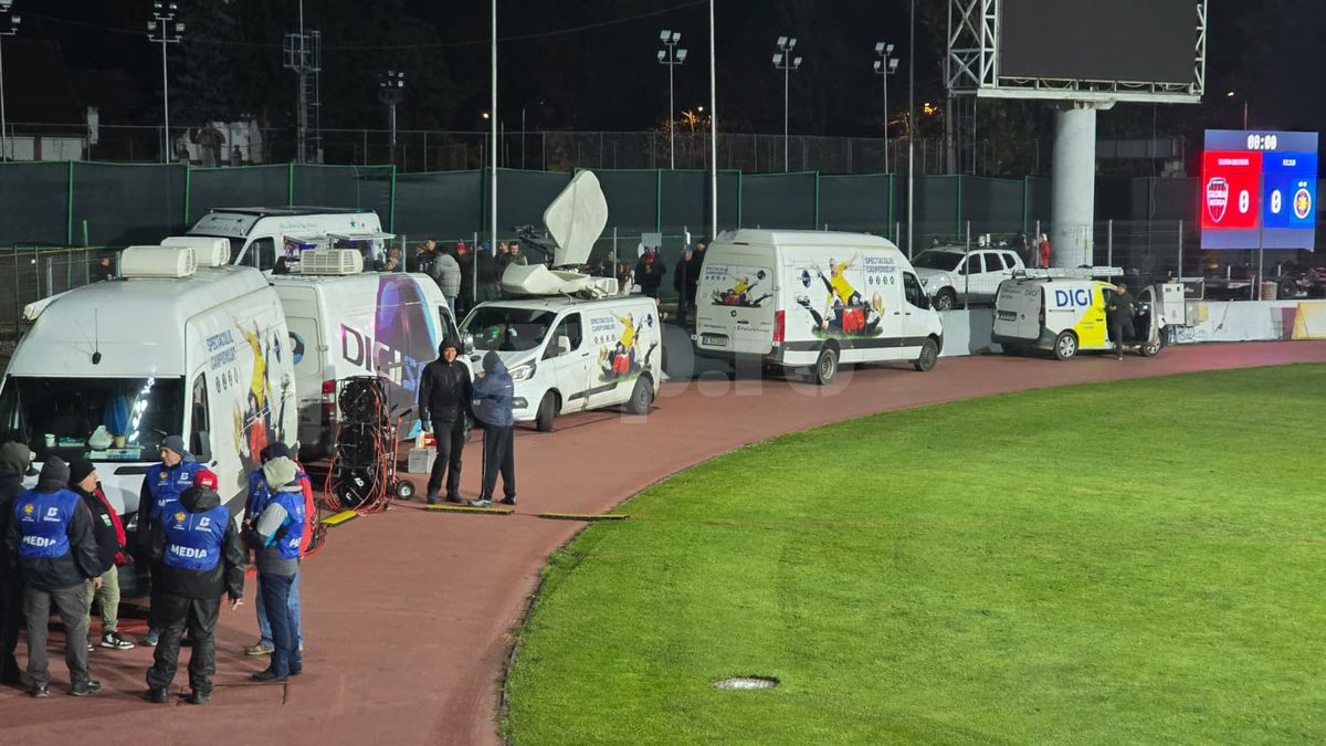 Ne-am întors în anii '90 » Imagini uluitoare de la Bistrița, înainte de Gloria - FCSB: fără scaune în tribune, iar peluza stă să CADĂ!