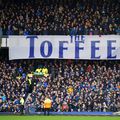 Fanii lui Everton cu un banner pe care scrie „Caramelele” / Imago Images