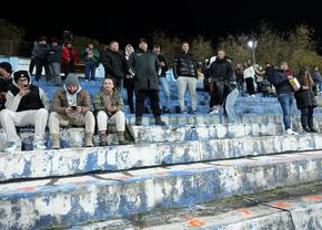 Ne-am întors în anii '90 » Imagini uluitoare de la Bistrița, înainte de Gloria - FCSB: fără scaune în tribune, iar peluza stă să CADĂ!