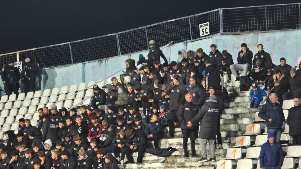 Ne-am întors în anii '90 » Imagini uluitoare de la Bistrița, înainte de Gloria - FCSB: fără scaune în tribune, iar peluza stă să CADĂ!