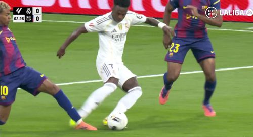 Polemica imensă produsă după penaltyul retras lui Real Madrid în derbyul cu Barcelona, la duelul pentru între minge Vinicius Jr. și Lamine Yamal / Foto: X RFEF