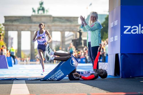 Rosemary Wanjiru, câștigătoarea maratonului de la Berlin, desfășurat pe o temperatură de 24°C în septembrie Foto: Imago Images