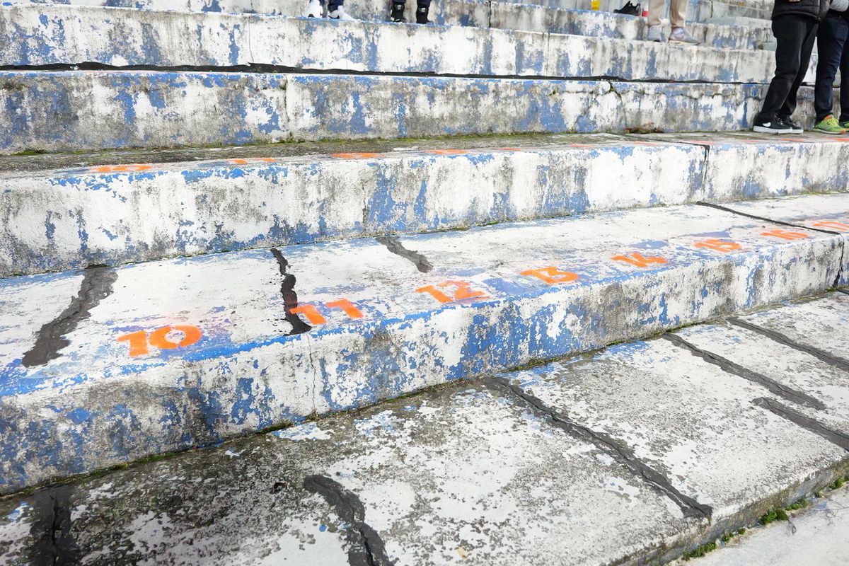 Ne-am întors în anii '90 » Imagini uluitoare de la Bistrița, înainte de Gloria - FCSB: fără scaune în tribune, iar peluza stă să CADĂ!