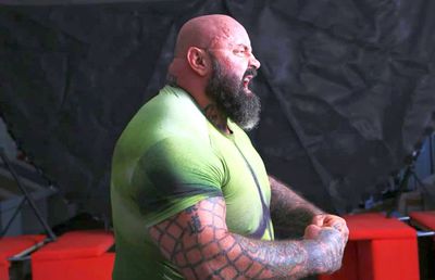 EXCLUSIV VIDEO „Sunt un moș nebun care luptă în cușcă”. Poveștile gigantului Sandu Lungu: culisele “Uite cine dansează”, detenția tatălui, palmele lui Vizer, de ce plânge imediat, de ce l-ar bate Ghiță, amintiri cu filme XXX