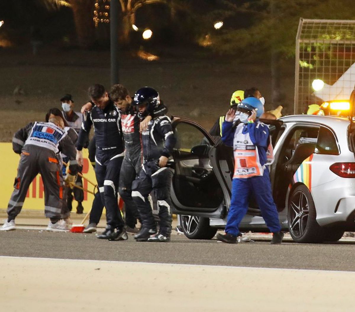 Lewis Hamilton, victorie la Bahrain, într-un Mare Premiu marcat de un incident grav: mașina lui Romain Grosjean a luat foc