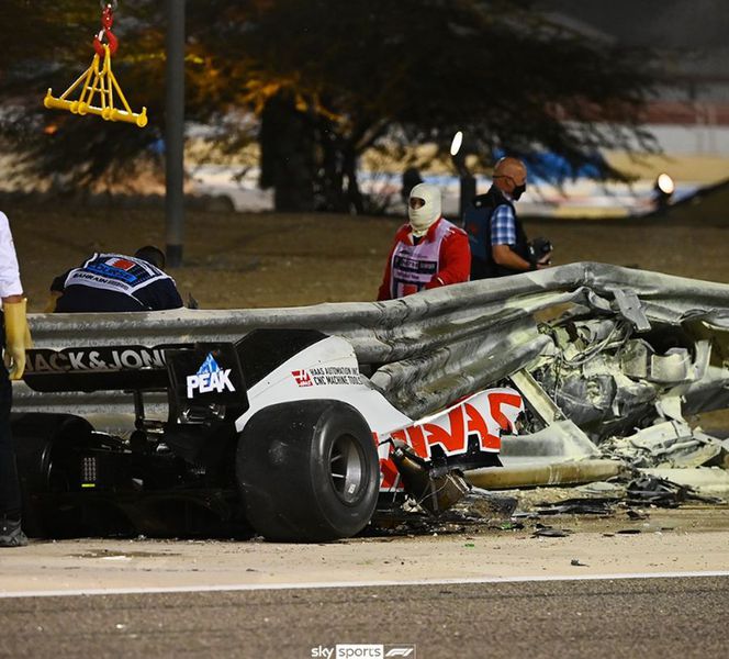 Accident: Romain Grosjean's car caught fire.  11/29/2020