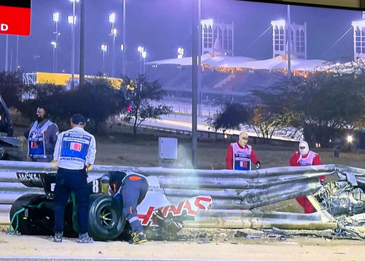 Lewis Hamilton, victorie la Bahrain, într-un Mare Premiu marcat de un incident grav: mașina lui Romain Grosjean a luat foc