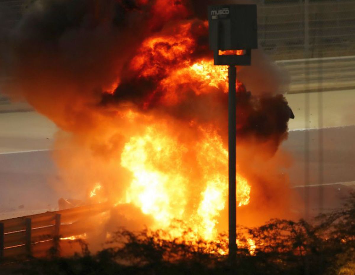 Lewis Hamilton, victorie la Bahrain, într-un Mare Premiu marcat de un incident grav: mașina lui Romain Grosjean a luat foc