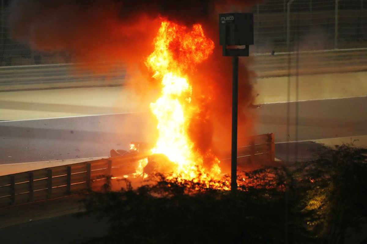 Lewis Hamilton, victorie la Bahrain, într-un Mare Premiu marcat de un incident grav: mașina lui Romain Grosjean a luat foc