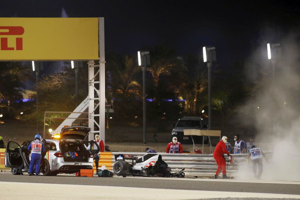 Lewis Hamilton, victorie la Bahrain, într-un Mare Premiu marcat de un incident grav: mașina lui Romain Grosjean a luat foc