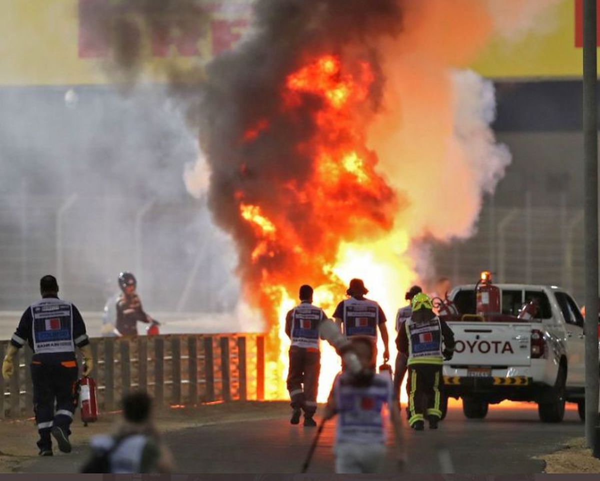 Lewis Hamilton, victorie la Bahrain, într-un Mare Premiu marcat de un incident grav: mașina lui Romain Grosjean a luat foc
