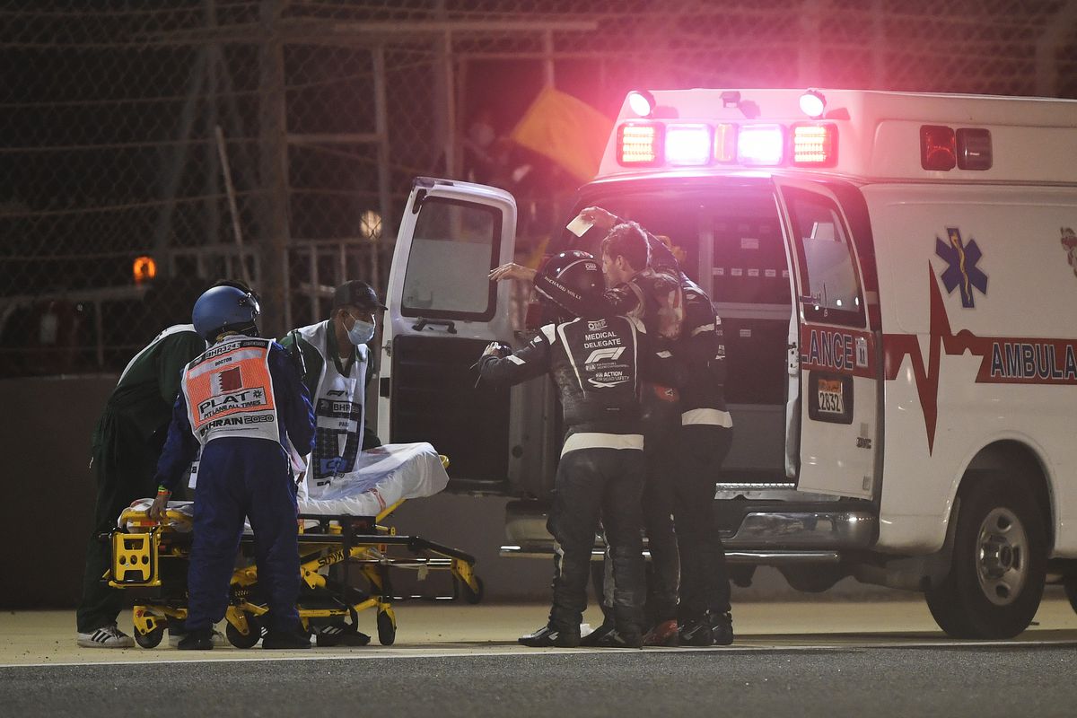 Lewis Hamilton, victorie la Bahrain, într-un Mare Premiu marcat de un incident grav: mașina lui Romain Grosjean a luat foc