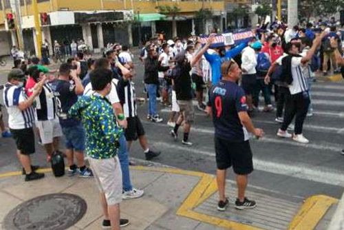 Fanii furioși ai Alianzei au ieșit pe străzi și s-au bătut cu polițiștii // foto: msn.com