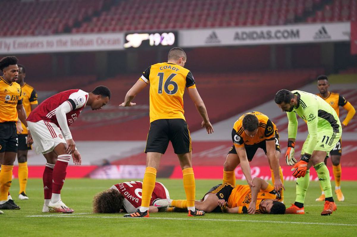 Moment șocant în Arsenal - Wolves » Întrerupere de 10 minute după o accidentare HORROR