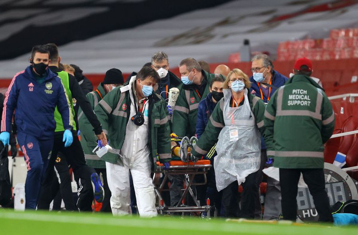 Moment șocant în Arsenal - Wolves » Întrerupere de 10 minute după o accidentare HORROR