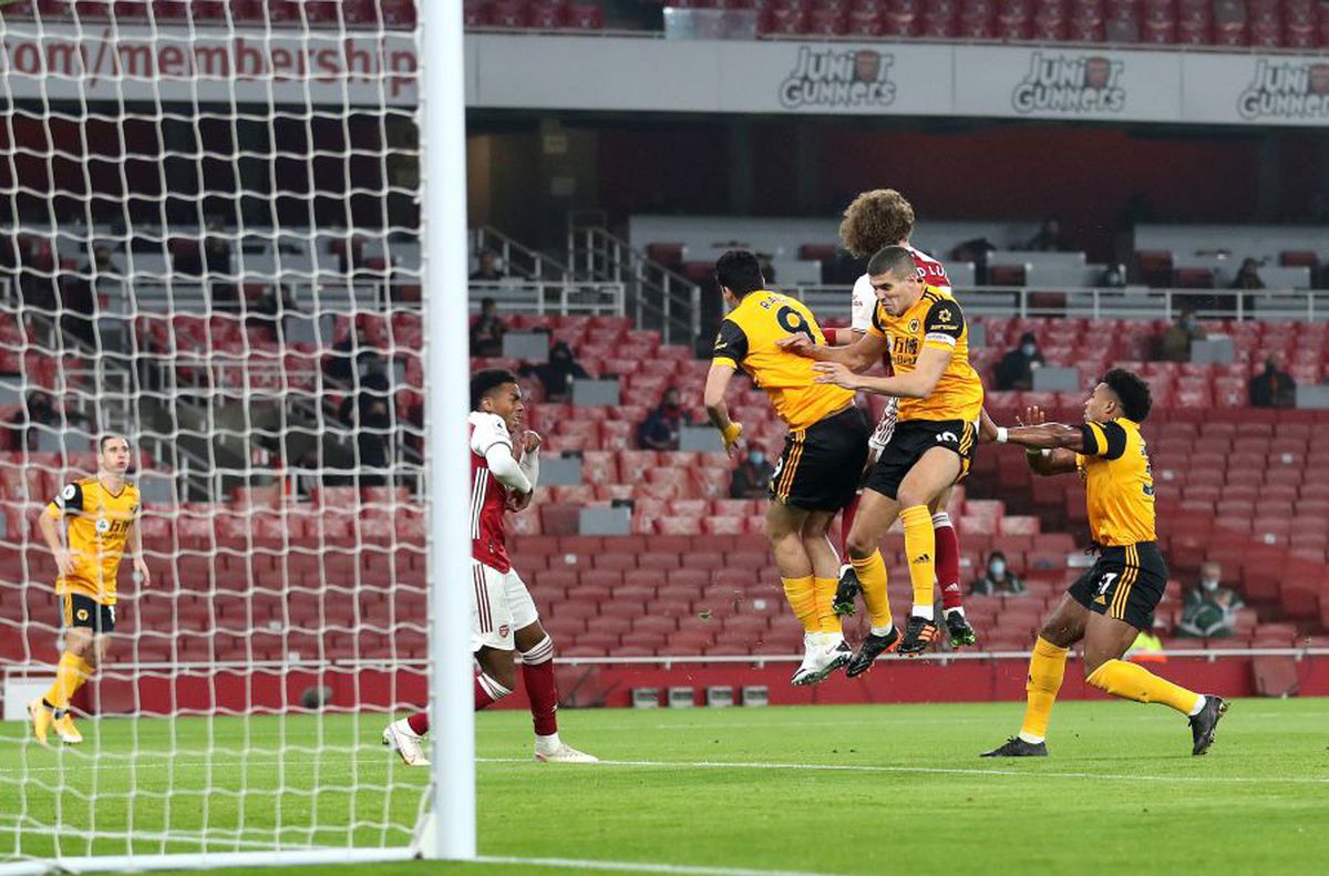 Moment șocant în Arsenal - Wolves » Întrerupere de 10 minute după o accidentare HORROR