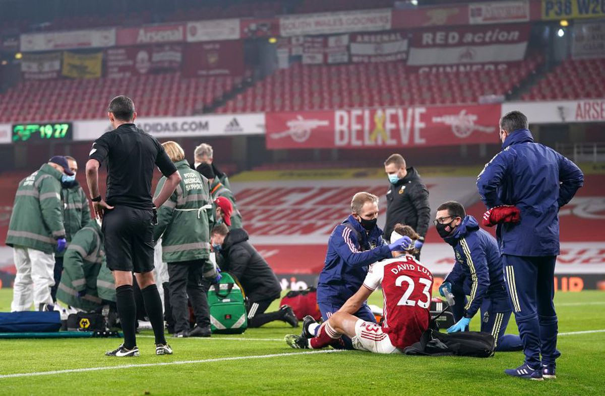 Moment șocant în Arsenal - Wolves » Întrerupere de 10 minute după o accidentare HORROR