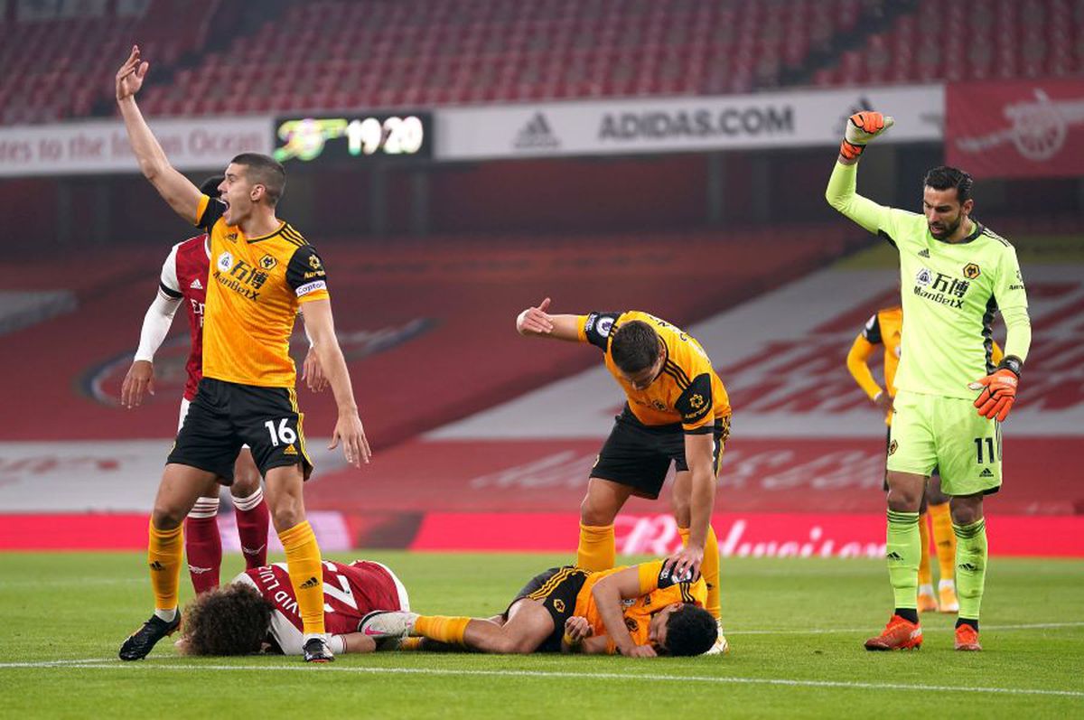 Moment șocant în Arsenal - Wolves » Întrerupere de 10 minute după o accidentare HORROR