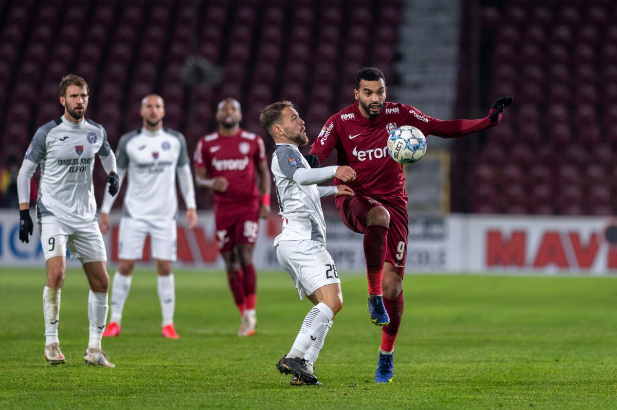 Încă un scandal la CFR Cluj! S-au luat la bătaie de față cu Petrescu » Decizia luată de tehnician