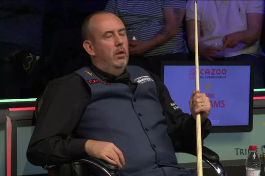 Mark Williams a adormit pentru câteva momente în meciul pierdut în turul 2 de la UK Championship