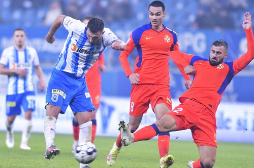 Adrian Șut, privind spre Andrei Ivan în CSU Craiova - FCSB // foto: Imago Images