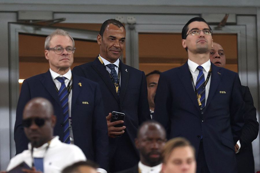 Răzvan Burleanu, prezent la Campionatul Mondial din Qatar / foto: Imago Images „Câte legende sunt în imagine?” » Răzvan Burleanu, ironizat după apariția de la Mondial + Cine era celălalt „intrus” din fotografie