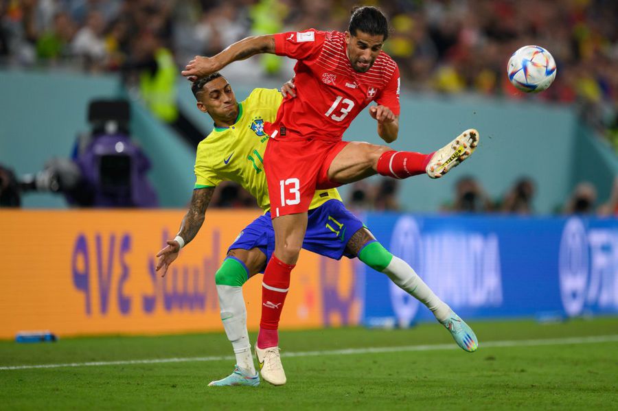 Ricardo Rodriguez în duel cu Raphinha, la CM 2022 din Qatar (foto: Guliver/Getty Images) E Elveția de speriat?
