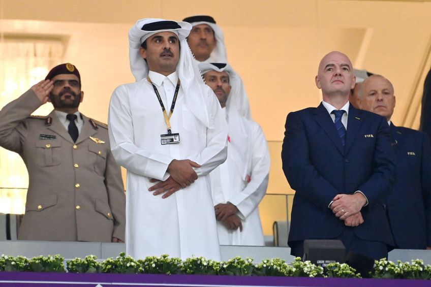 Hamad Al Thani, emirul Qatarului (stânga), lângă Gianni Infantino, președintele FIFA (dreapta)/ foto Imago Images