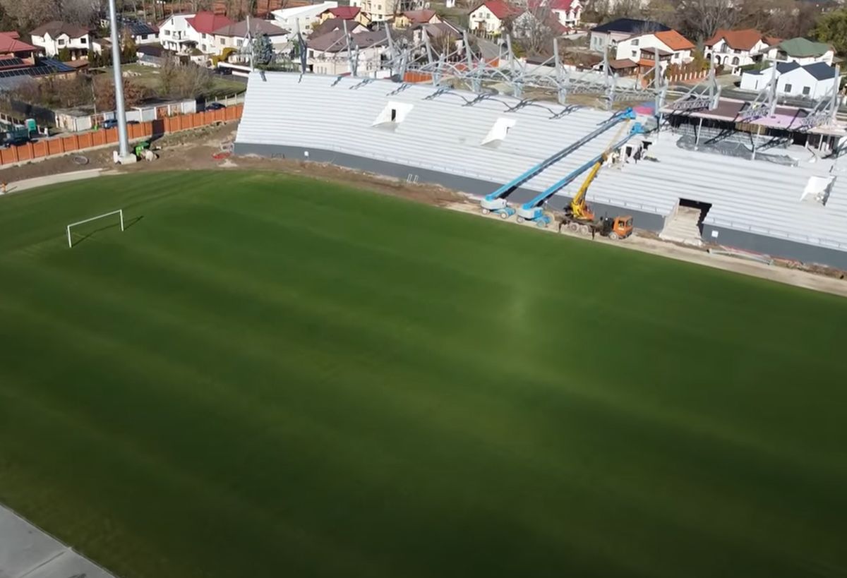 Asta le întrece pe toate! Tribuna noului stadion din Superliga, construită în jurul unei clădiri