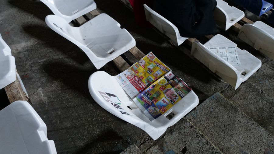 Spectatorii folosesc diferite reviste pentru a acoperi scaunele prăfuite Matchday experience, episodul 13 » În amintirea vremurilor apuse! Cum e pe stadionul Oțelului: două capitole la care gălățenii primesc nota maximă