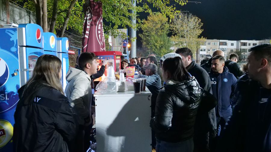 Spectatorii nu au prea multe variante de băuturi răcoritoare și produse alimentare Matchday experience, episodul 13 » În amintirea vremurilor apuse! Cum e pe stadionul Oțelului: două capitole la care gălățenii primesc nota maximă